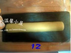 剪开绿色面片的保鲜膜，取出黄色面团，放在绿色面片上。