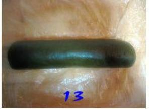 从下向上卷起，绿色面片完全包住黄色面团，放进冰箱冷冻；