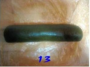 从下向上卷起，绿色面片完全包住黄色面团，放进冰箱冷冻；