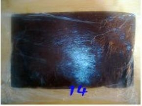 巧克力面团用保鲜膜裹住，轻轻搓长为25cm的圆柱状，然后擀成宽15m的长方形面片；
