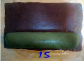 取出绿色面团，放在巧克力面片上；