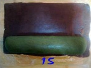 取出绿色面团，放在巧克力面片上；