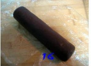 卷起，完全包住绿色面团。再次放入冰箱冷冻1--2小时；