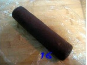 卷起，完全包住绿色面团。再次放入冰箱冷冻1--2小时；