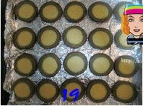 间隔的排入垫上锡纸的烤盘上；我觉得0.5cm有些薄，应该再稍微厚些更好，可以用量尺比着切，这样更均匀，烤制的时间也好掌握。