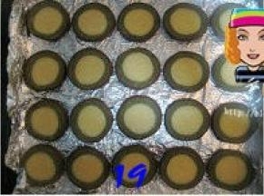 间隔的排入垫上锡纸的烤盘上；我觉得0.5cm有些薄，应该再稍微厚些更好，可以用量尺比着切，这样更均匀，烤制的时间也好掌握。