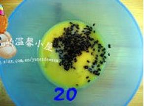 取适量黑芝麻放在余下的蛋液中，搅拌一下；