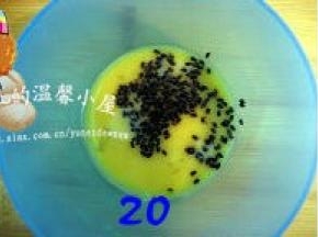 取适量黑芝麻放在余下的蛋液中，搅拌一下；