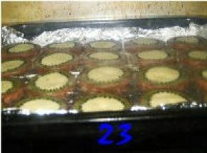 烤制过程中最好不要离开，见到饼干底部上色后，可将烤盘移至上层，见到饼干表面烤至浅黄即可。具体时间和温度根据自家烤箱来掌握。我这个烤的上色有点深啦。