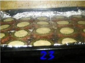 烤制过程中最好不要离开，见到饼干底部上色后，可将烤盘移至上层，见到饼干表面烤至浅黄即可。具体时间和温度根据自家烤箱来掌握。我这个烤的上色有点深啦。