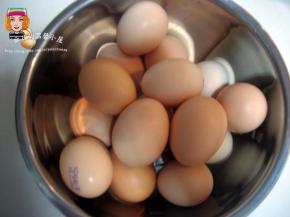 把鸡蛋用温水洗净，再用纸巾擦干；