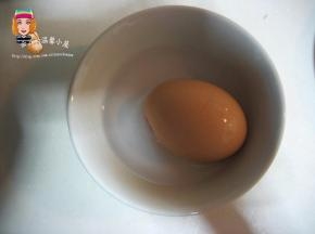 将鸡蛋放在白酒中浸湿；