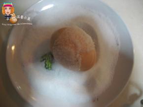 把盐倒在一个平盘中，然后将浸过白酒的鸡蛋放在盐里滚一圈。使鸡蛋表面均匀的沾满盐；