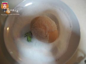 把盐倒在一个平盘中，然后将浸过白酒的鸡蛋放在盐里滚一圈。使鸡蛋表面均匀的沾满盐；