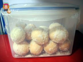 沾满盐的鸡蛋放在保鲜盒、玻璃瓶或罐子中，在瓶口封上层保鲜膜，然后盖上盖子。在阴凉处放置二十五天就行。腌制到十天左右时，可以将保鲜盒打开，将盒中的鸡蛋上下调换个，可以保证鸡蛋腌制后的咸度一致。