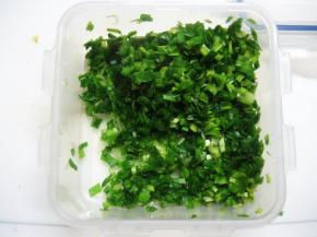 韭菜洗净，沥干水份，切碎用少许食用油拌匀