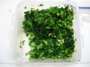 韭菜洗净，沥干水份，切碎用少许食用油拌匀