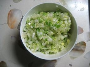 大葱洗净切成葱花，姜切末