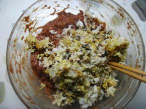 将猪肉馅、蟹肉、姜末全部倒入碗中，加入生抽、老抽、料酒、白胡椒粉、蚝油、香油、植物油搅匀，视馅料多少边加清水边顺时针搅拌，直至肉馅上劲，搅拌费力时停止。如果继续加水肉馅 会懈，包的时候不好包，口感也不好。