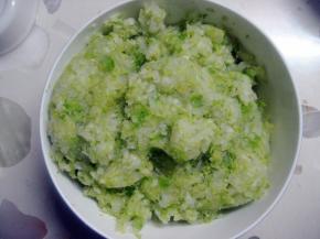 白菜洗净，沥干水份； 切碎后，撒少许盐腌五六分钟，然后用纱布挤干水份；