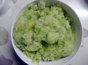 白菜洗净，沥干水份； 切碎后，撒少许盐腌五六分钟，然后用纱布挤干水份；