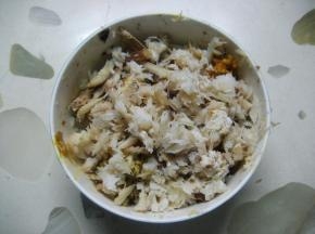 螃蟹洗净，上锅蒸熟，然后将蟹肉抠出；这步很考验耐性哦，一定不能心浮气燥哦。