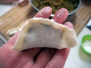 捏成饺子状；
锅中倒入清水，加少许盐防止饺子粘锅，烧开后下饺子，水煮沸后加少许凉水，一般肉馅要浇三次凉水，素馅的浇两回凉水，饺子煮到表皮鼓鼓就熟啦。