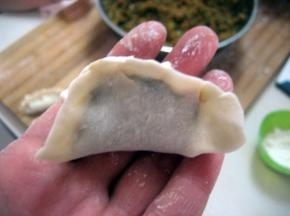 捏成饺子状；
锅中倒入清水，加少许盐防止饺子粘锅，烧开后下饺子，水煮沸后加少许凉水，一般肉馅要浇三次凉水，素馅的浇两回凉水，饺子煮到表皮鼓鼓就熟啦。