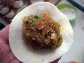 在饺子皮上放适量馅料