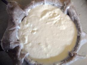 牛奶和淡奶油混合均匀，放微波炉高火加热5分钟，期间停下取出搅拌一下；
5分钟到取出牛奶、奶油混合物，稍微放凉，加入柠檬汁搅拌至出现絮状物；然后加入
盐搅拌均匀；把搅拌均匀的混合物倒入已消毒的纱布过滤；