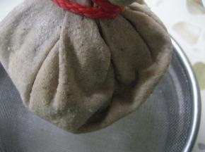 用绳子或橡皮筋扎紧纱布收口，悬挂在阴凉处沥干水份（我挂了七、八个小时）；