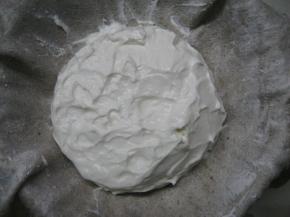 静置2小时，牛奶奶油混合物已过滤出大部分乳清液体，混合物基本已呈固体状；