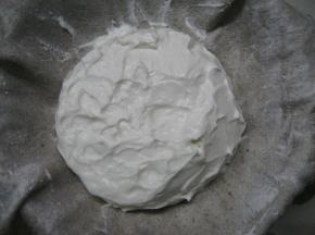 静置2小时，牛奶奶油混合物已过滤出大部分乳清液体，混合物基本已呈固体状；