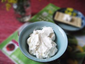 稍微挤干纱布内的水份，连纱布、过滤网及容器一起放进冰箱，冷藏8个小时。取出后
看到奶酪已凝固成型，就可以夹在或抹在你喜欢的面包、饼干、点心上享受美味，也
可以做乳酪蛋糕。