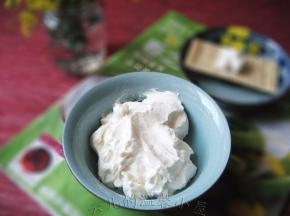 稍微挤干纱布内的水份，连纱布、过滤网及容器一起放进冰箱，冷藏8个小时。取出后
看到奶酪已凝固成型，就可以夹在或抹在你喜欢的面包、饼干、点心上享受美味，也
可以做乳酪蛋糕。