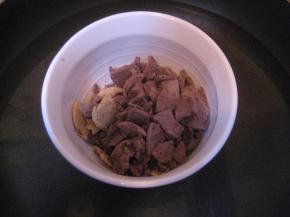 奶油夹心掰碎放入碗中，隔小火加热；