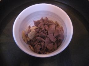 奶油夹心掰碎放入碗中，隔小火加热；