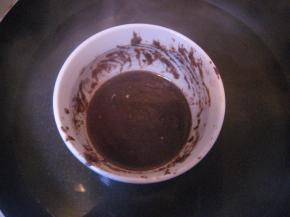 奶油夹心融化后，关火。放至温热；