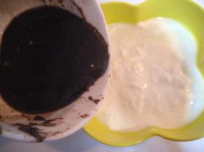 融化的奶油液倒入酸奶中