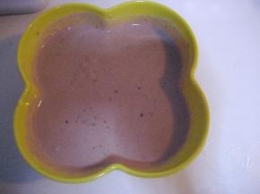 将奶油液与酸奶搅拌均匀