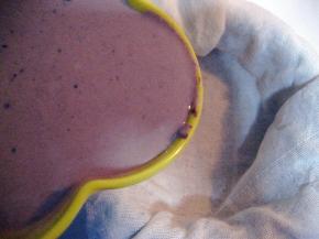 取两块高温清毒过的纱布，放在过滤罩上。在过滤罩下放一大碗。将酸奶混合液倒在纱布上，静置两个小时。