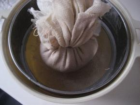 用皮筋把纱布扎紧，静置六个小时后，把乳清过滤出来。然后把所有物件移至冰箱，冷藏两天后，把奶酪放保鲜盒中。三天内吃完。