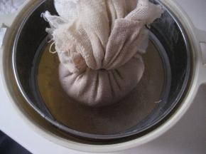 用皮筋把纱布扎紧，静置六个小时后，把乳清过滤出来。然后把所有物件移至冰箱，冷藏两天后，把奶酪放保鲜盒中。三天内吃完。