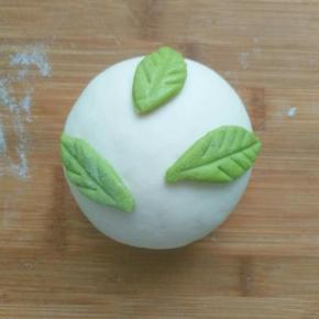 先取几片树叶底下抹少许水沾在任意喜欢的位置