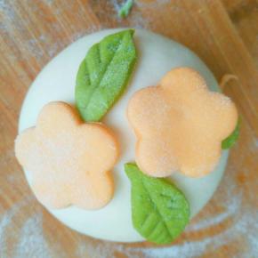 取几片大的花朵，同样底部抹水沾在上边