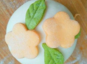 取几片大的花朵，同样底部抹水沾在上边