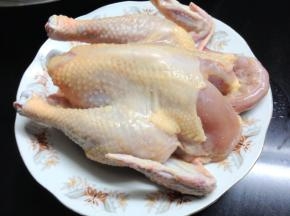 1、先把买回来的鸡去头去脚清洗干净后用盐把鸡全身抹一遍。