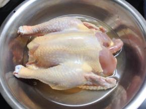 2、花椒用开水煮一下滤去花椒，留下水，再加料酒把鸡浸泡30分钟。