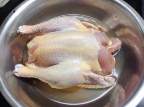 2、花椒用开水煮一下滤去花椒，留下水，再加料酒把鸡浸泡30分钟。