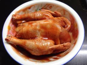 3、晾干水后把叉烧酱、蚝油混匀，把鸡全身都抹一遍，里面也要抹，然后包保鲜膜放冰箱冷藏一晚。